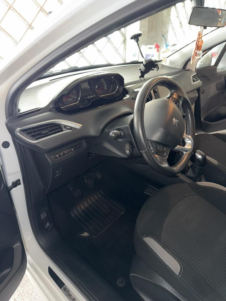 Peugeot 208 après nettoyage Fresh Lab'O