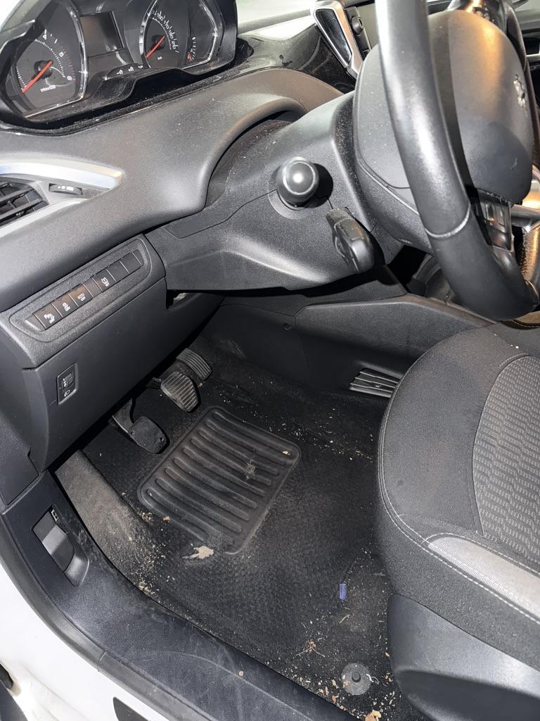 Peugeot 208 avant nettoyage Fresh Lab'O
